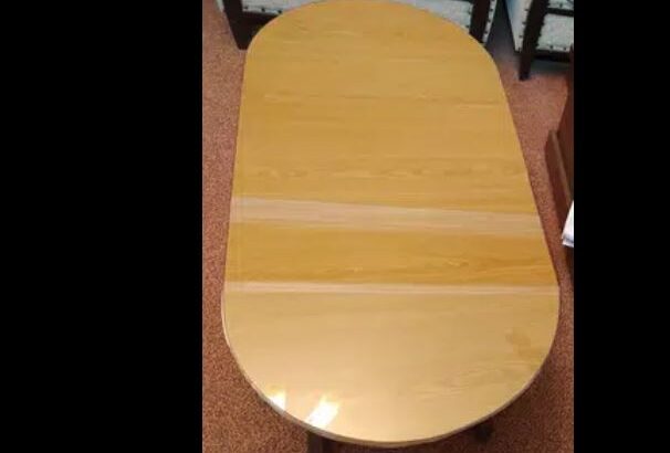 Center table oval shape in dwaring room