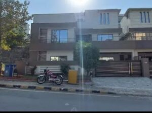 12 marla used house available for sale in Dha Phas