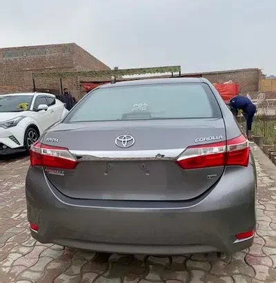 Toyota Corolla Gli 1.3 Auto model 2016 sell Multan